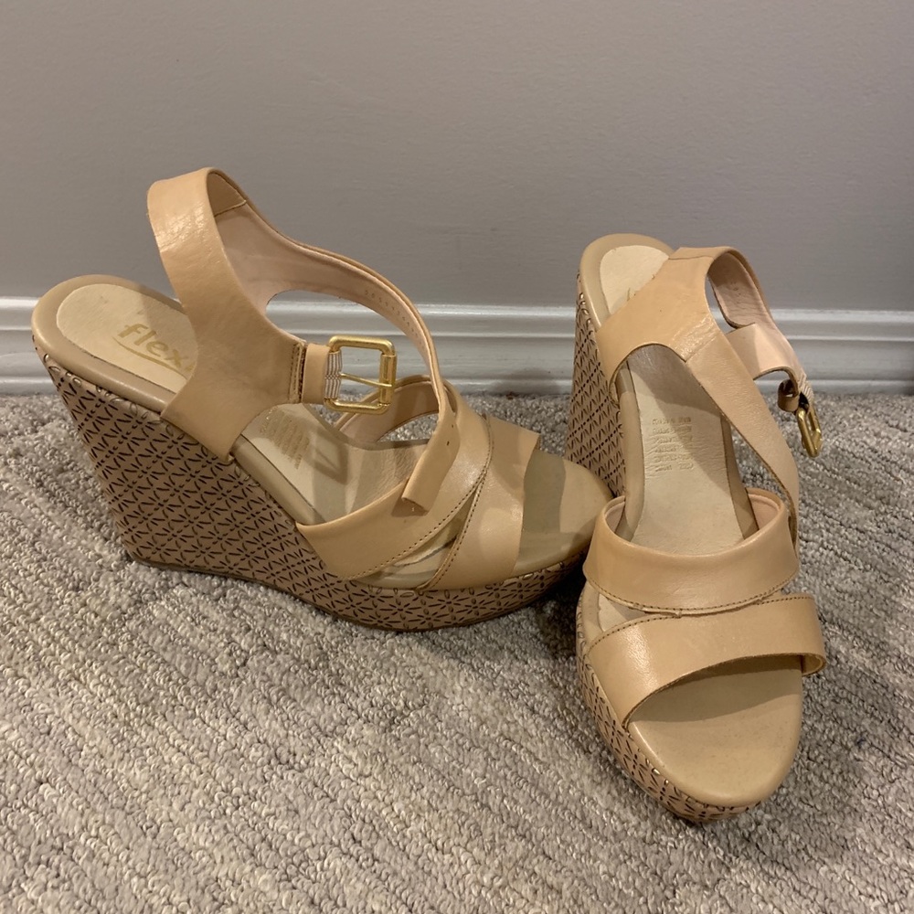 *NEVER WORN* Beige Wedges 👡